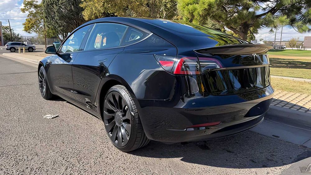 Tesla Model 3      2023