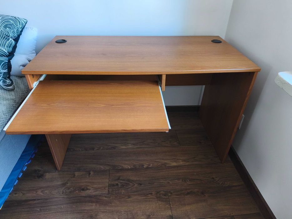 Biurko 120x60 cm z wysuwaną półką