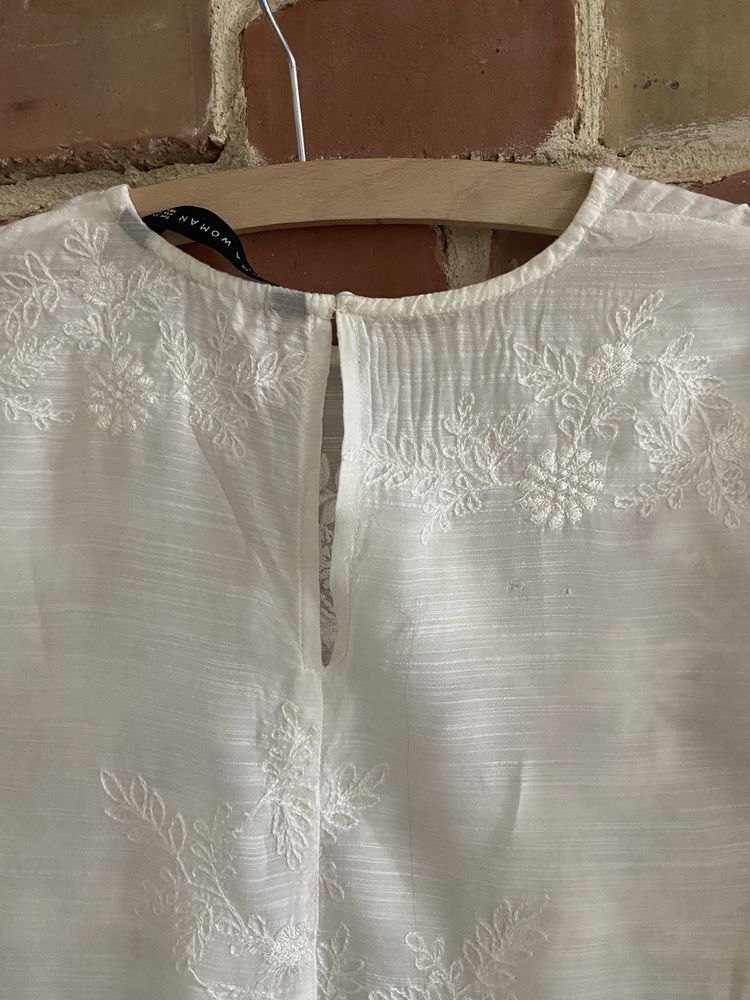 Zara XS - biała koszula z haftem