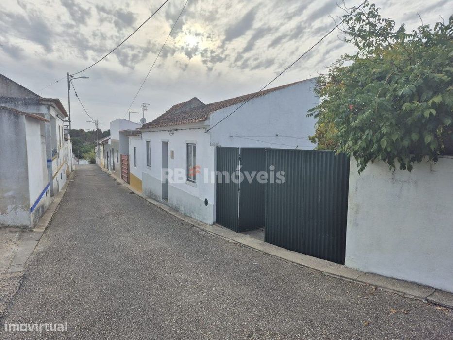 Moradia T2 para Recuperar com terreno - Vale de Cavalos , Chamusca