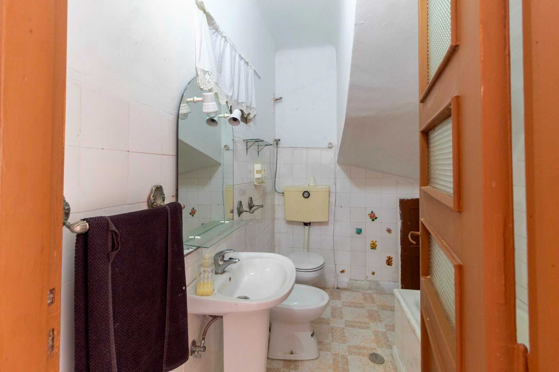 EXCELENTE - Moradia T2 para Restauro no Coração de Vila Nova de Gaia