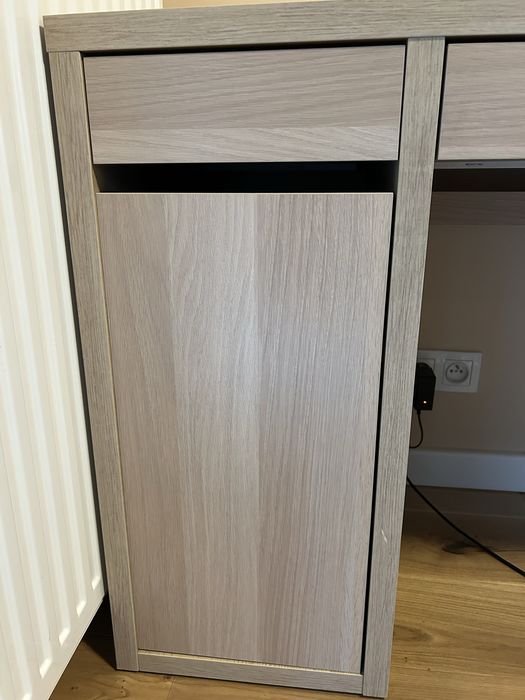 Biurko Micke Ikea - dąb bejcowany na biało