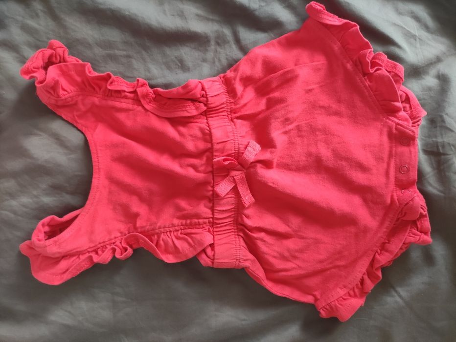 Czerwony krótki rampers z falbankami Rozm 74