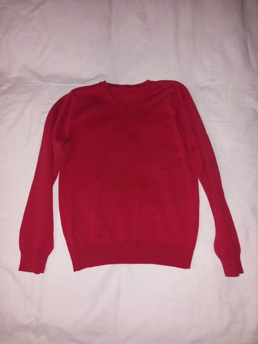 Шкільний светер з v подібним вирізом.