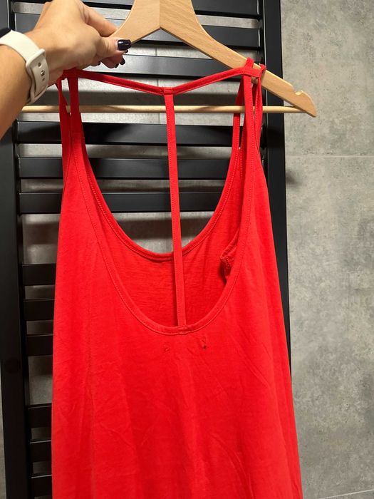 Czerwona długa letnia sukienka z ozdobnymi plecami Reserved S