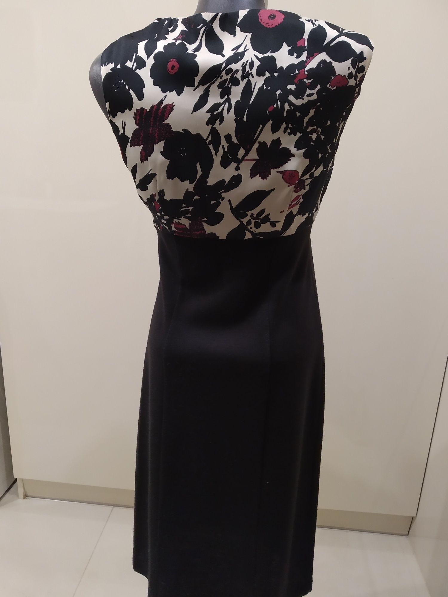 Elegancka sukienka podkreślająca talię.
