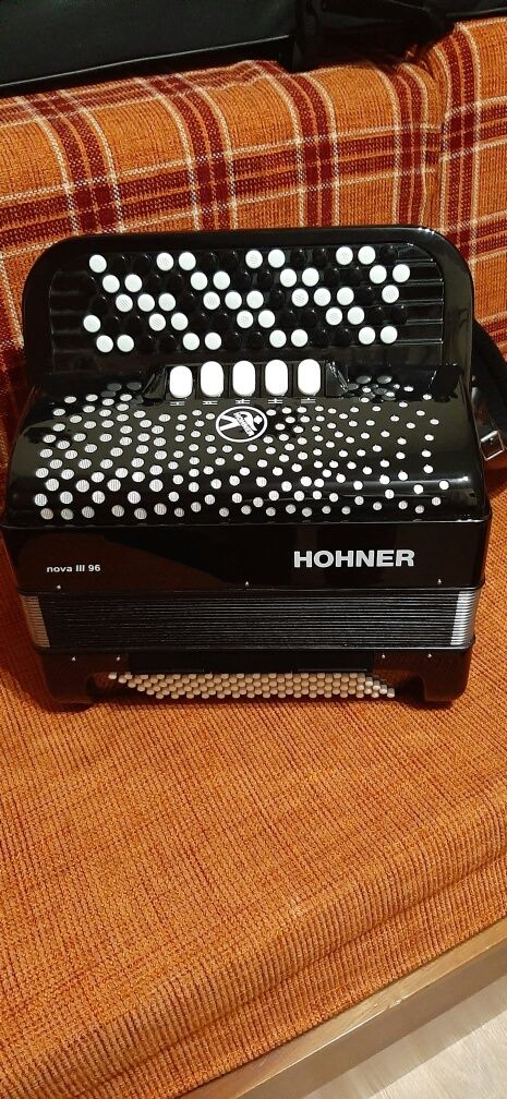 Acordeao hohner Nova lll 96