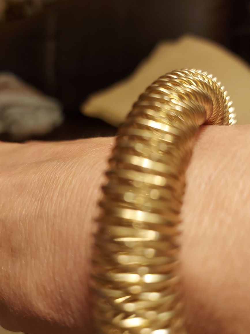 Pulseira Ajustável de Arame Dourada.