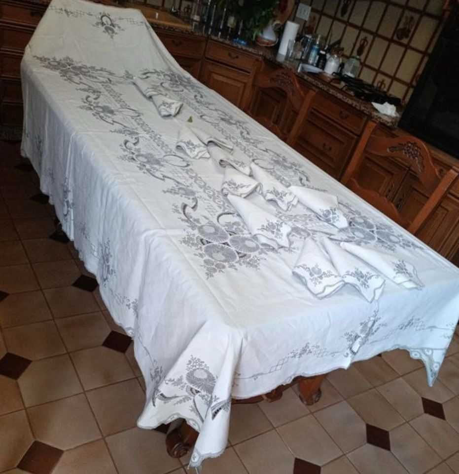 Toalha de mesa Madeira em puro linho, bordada e trabalhada a crivo