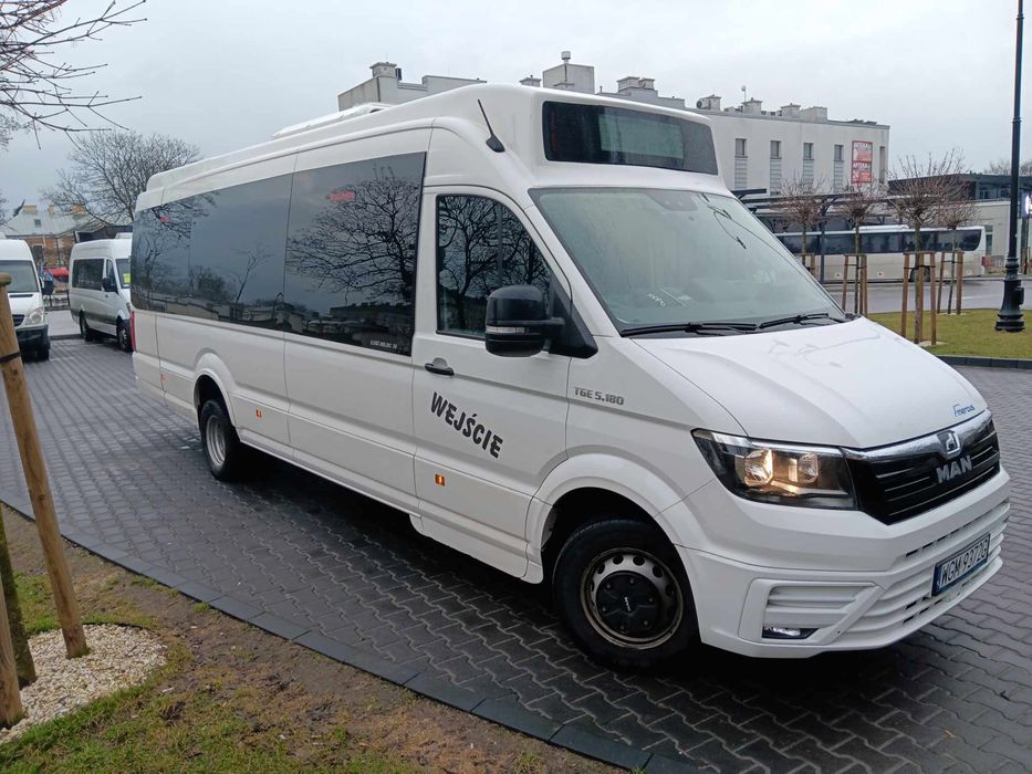 Przewóz osób wycieczki przewozy pracownicze wesela lotniska