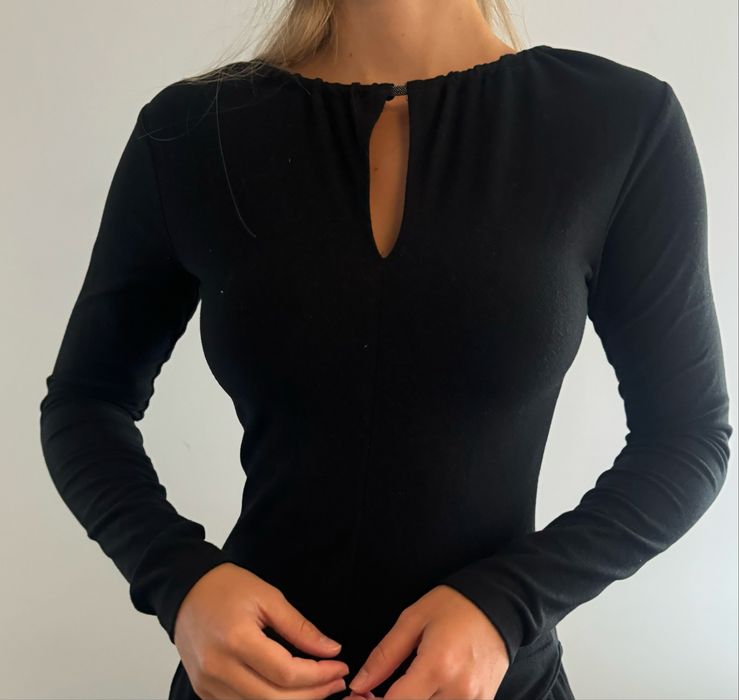 Czarne body z lekkim dekoldem