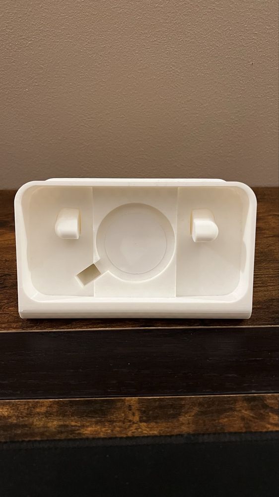 Podstawka do iPhone 13 Pro (z założonym etui) pod MagSafe