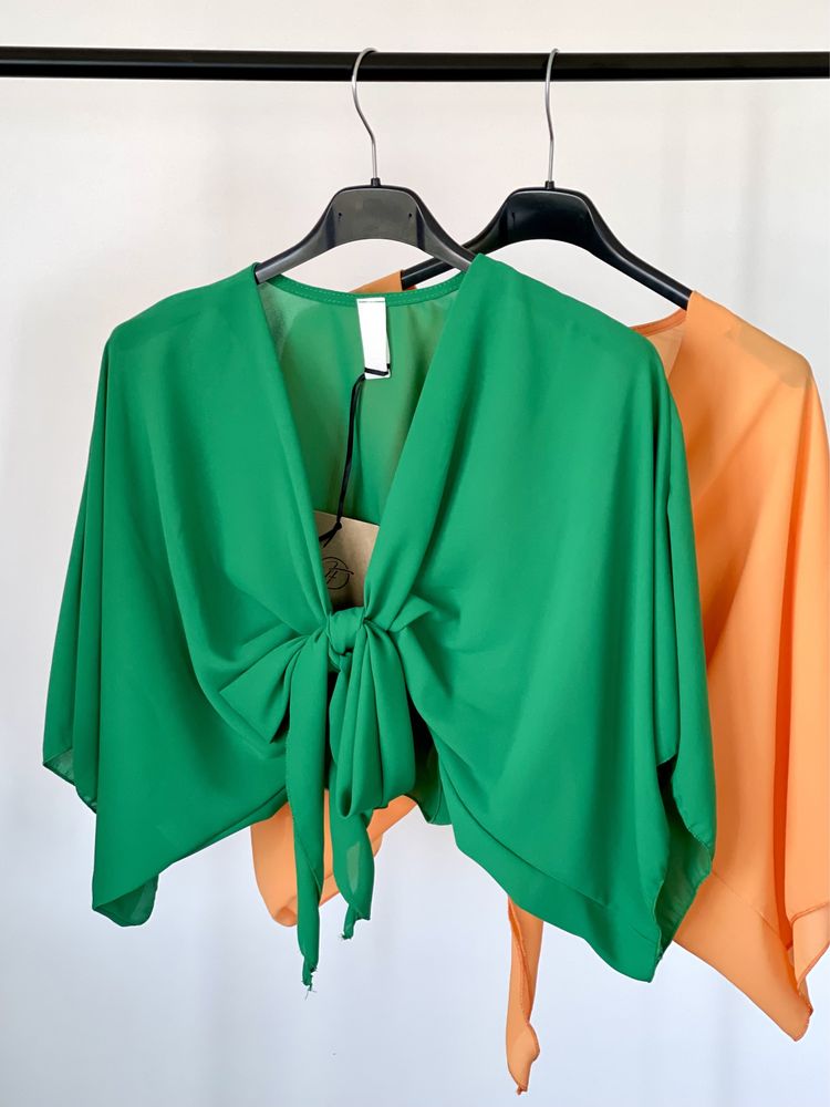 Blusa verde e blusa laranja