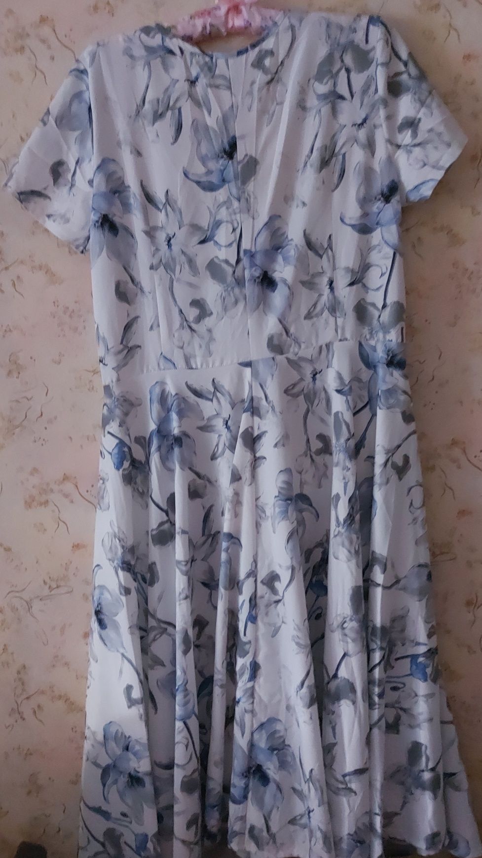 Белое платье с большими серо-голубыми цветами на запах
