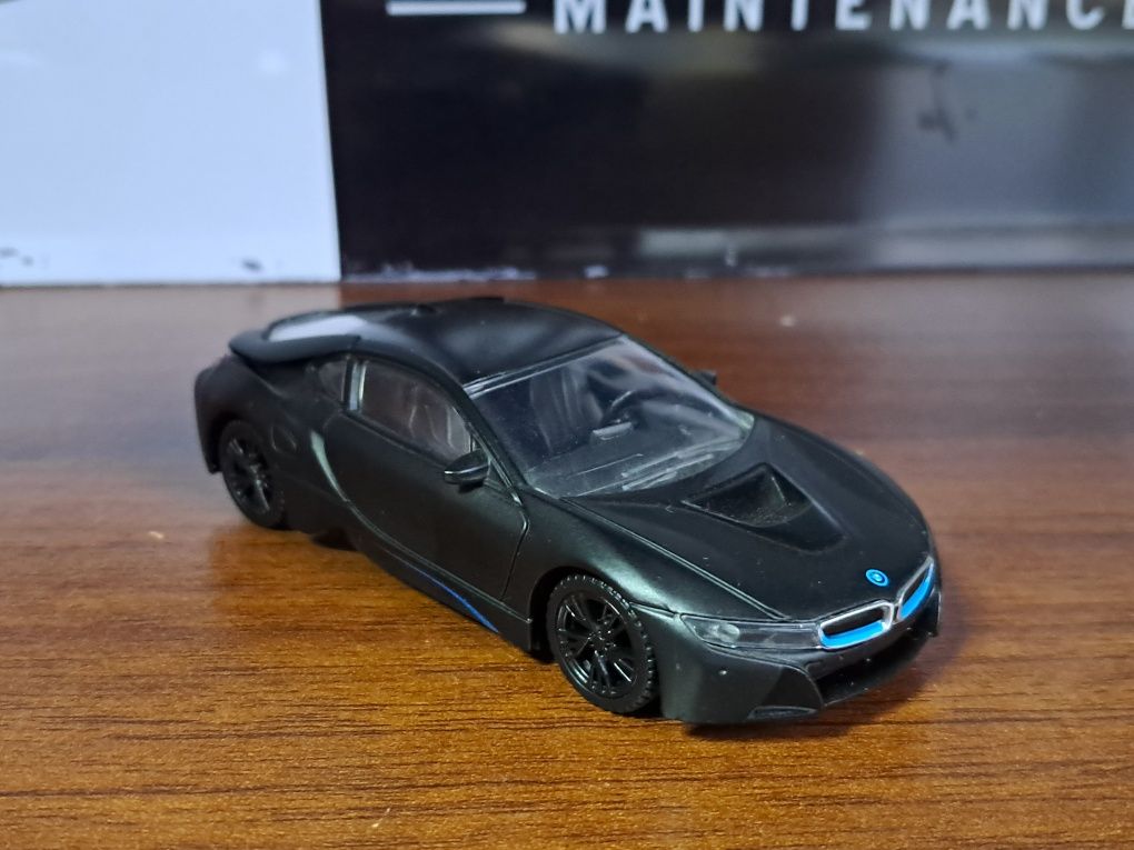 BMW i8 1:43 czarny mat