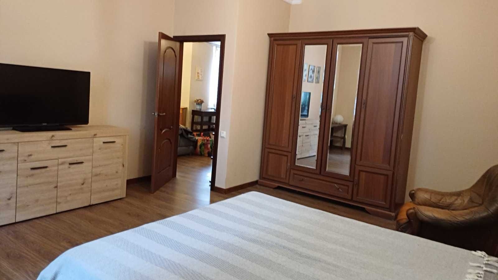 Продам 3к квартиру ст. метро Дарниця вул. Краківська 5. 1-ий поверх