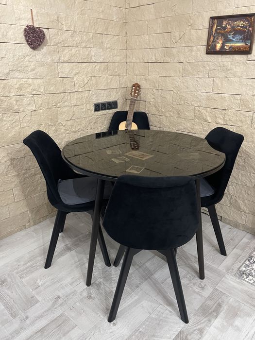 Stół okrągły + 4 krzesła welurowe czarne • Zadbany komplet