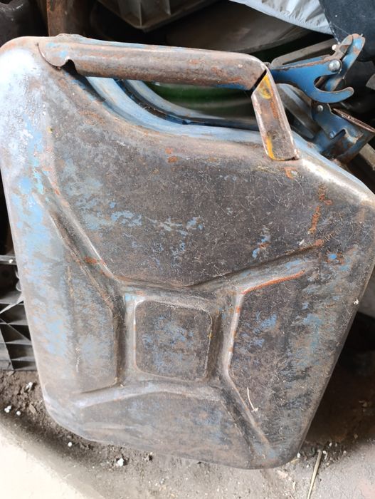 Каністра металева 20 л. Пластикові