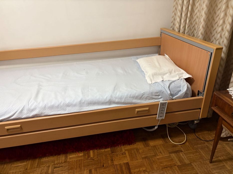 Cama articulada elétrica em ótimo estado
