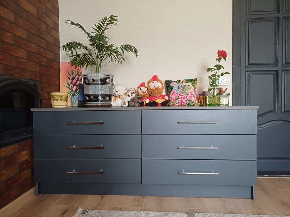 Комод з шухлядами