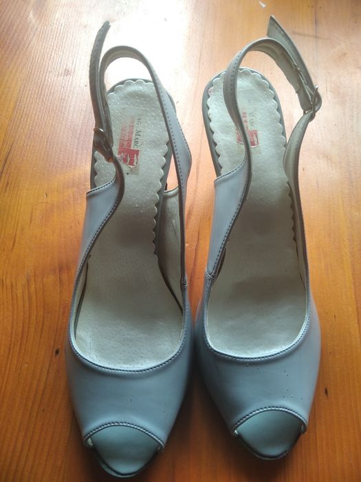 Szare sandały na szpilce