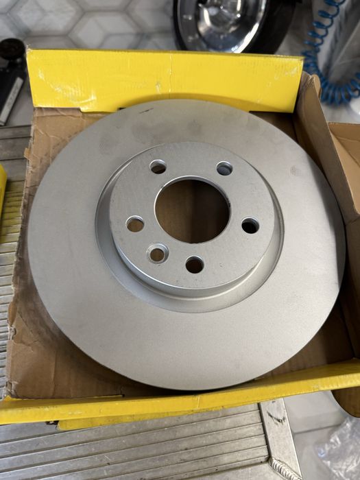 Передние тормозные диски на VW Transporter T5. Multivan