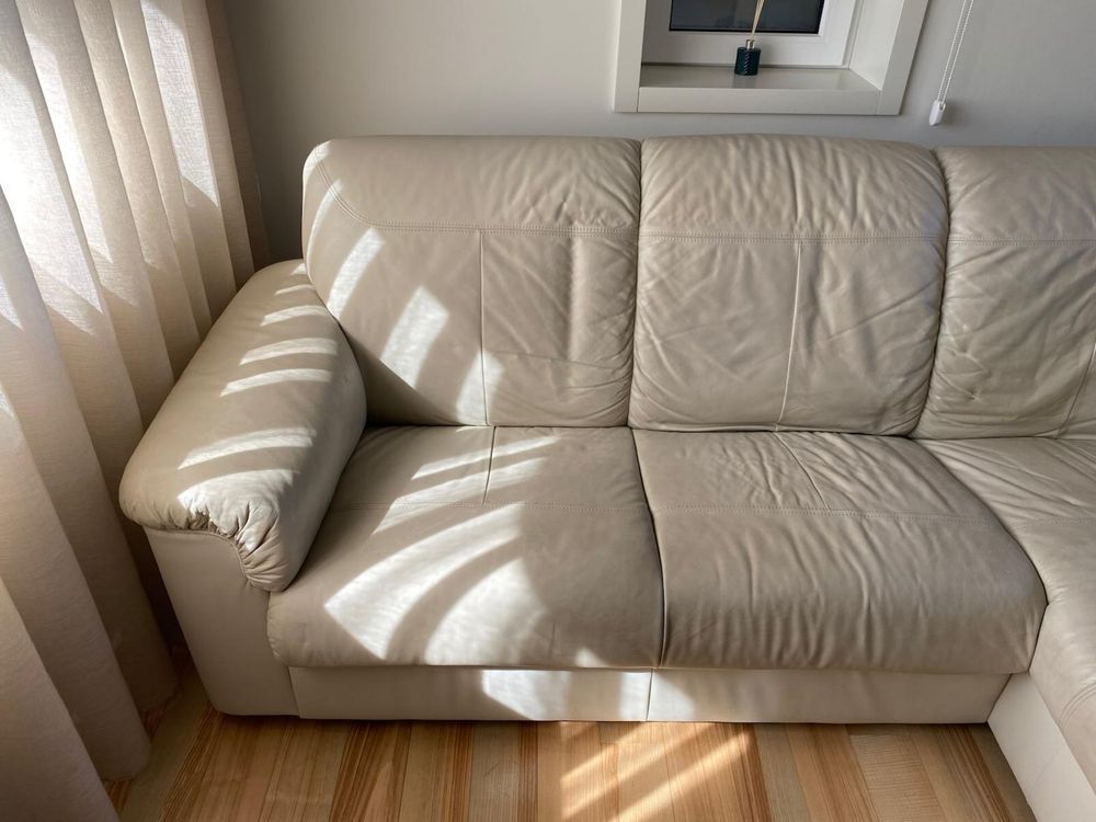 Sofa em pele com chaise longue beje claro
