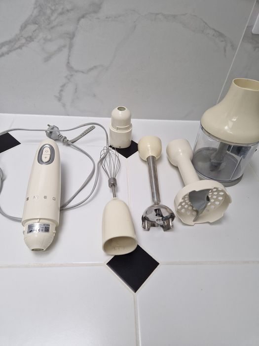 Blender ręczny Smeg z akcesoriami kremowy