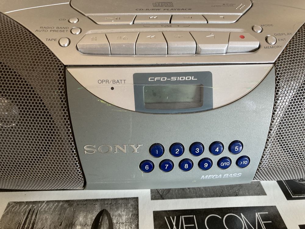 Rádio SONY cinzento