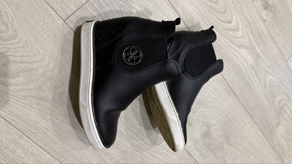 Черевики на платформе 36р. Guess
