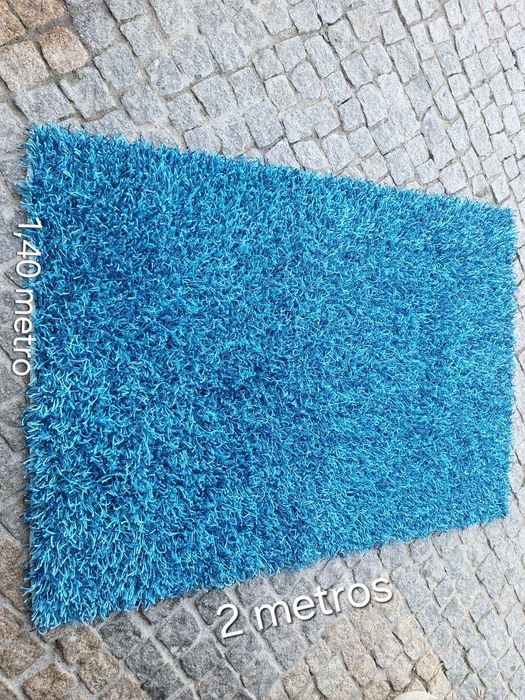 Carpete azul em bom estado