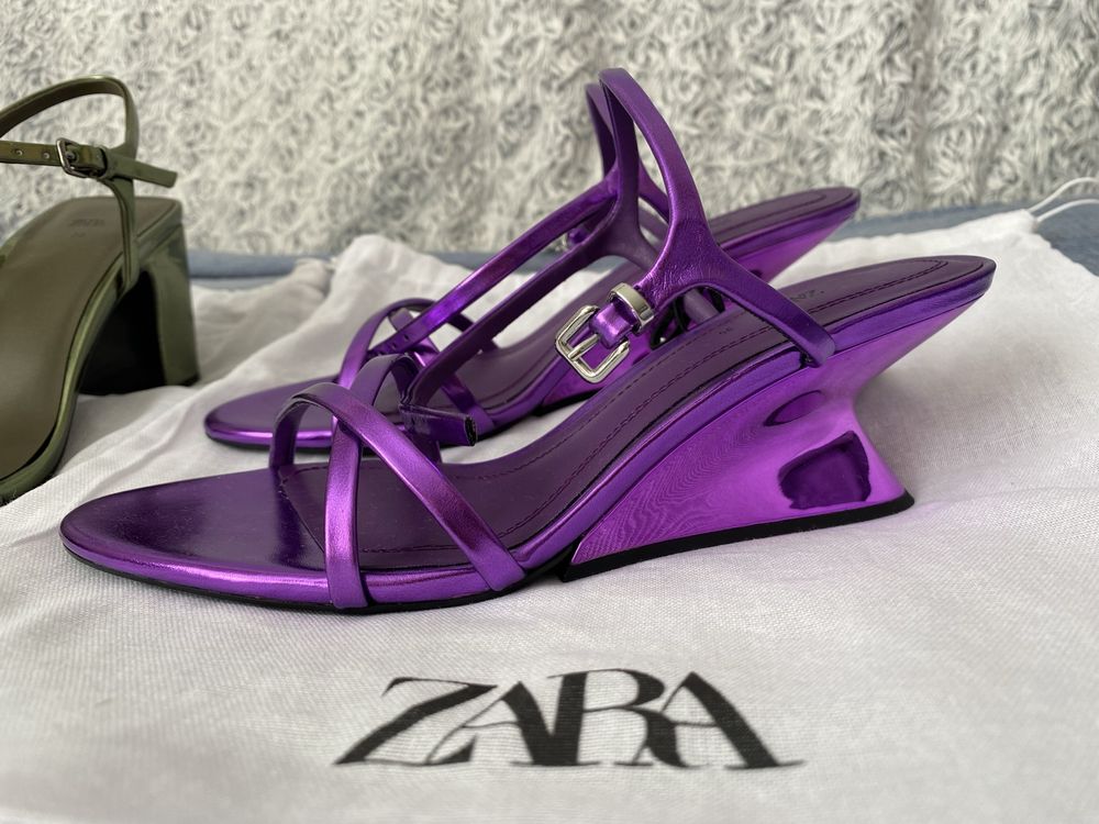 Босоніжки на танкетці Zara 36 р фіолетові металік