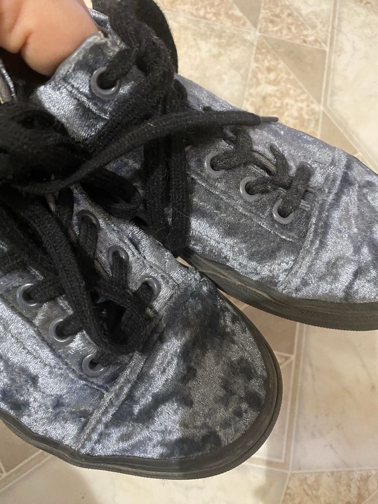 Vans. Кросівки- кеди доя дівчинки.35 розмір.