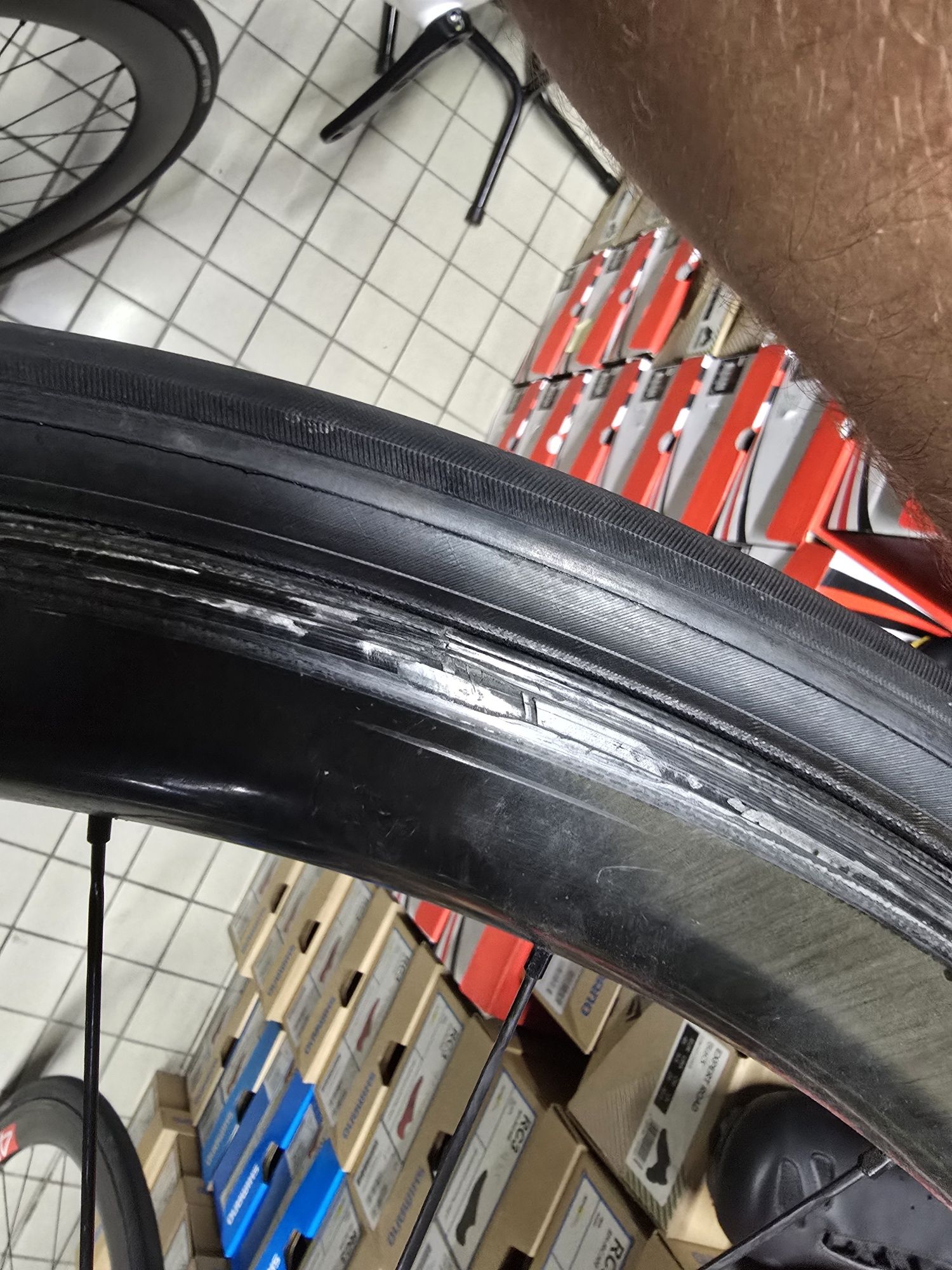 Rodas de estrada carbono traz estragada
