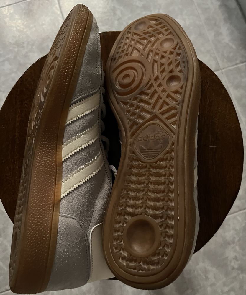 Tenis Adidas com detalhes brancos, raramente usados