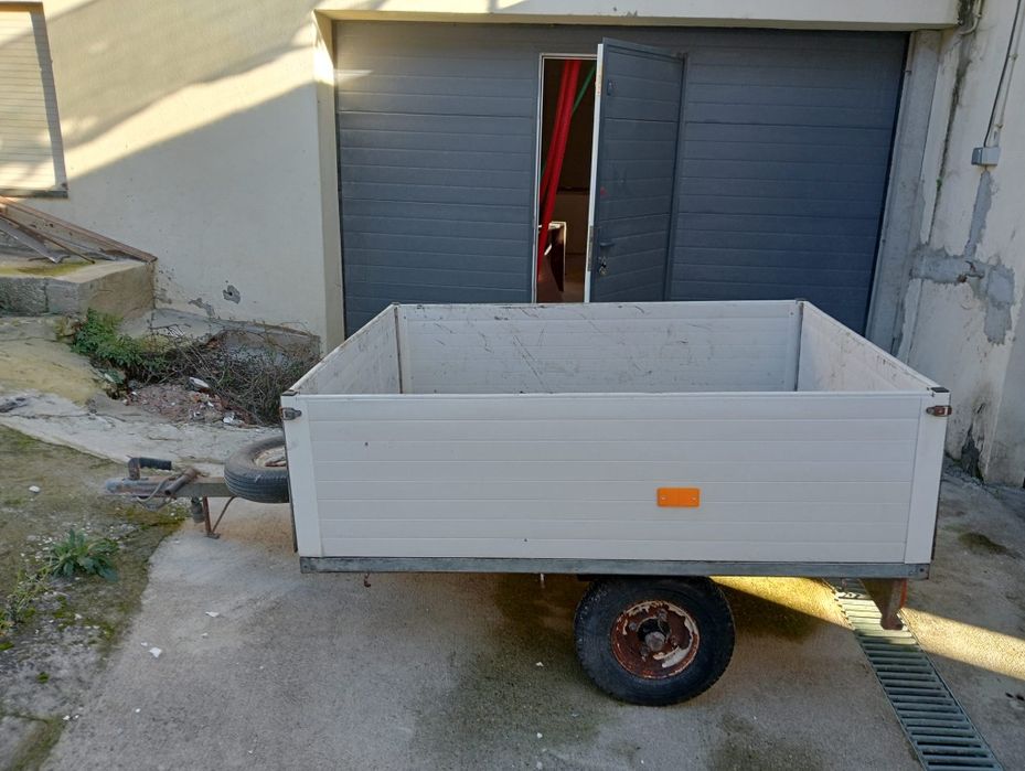 Reboque atrelado automóvel