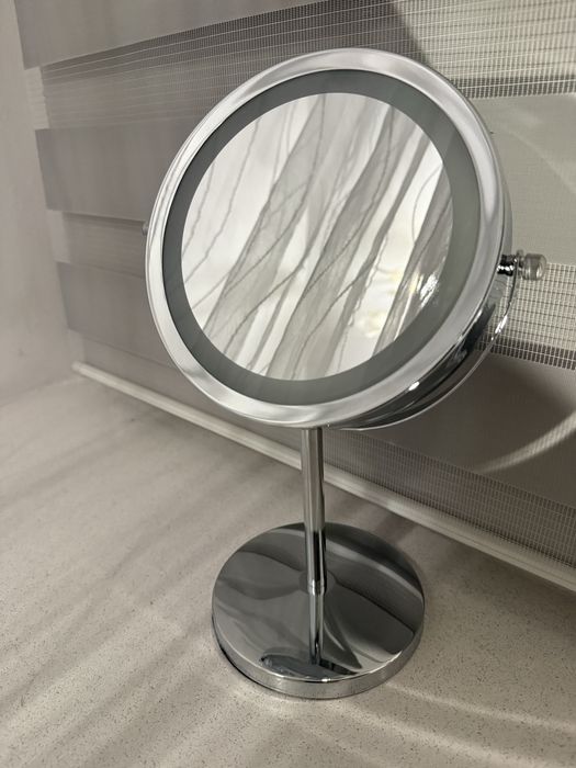 Lusterko do makijażu stojące z podświetleniem led chrom.