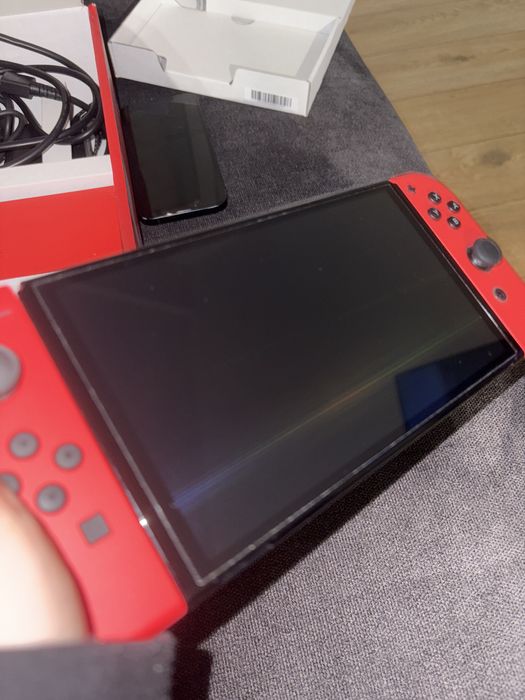 Nintendo Switch Oled Mario Red Edition z dwiema grami.