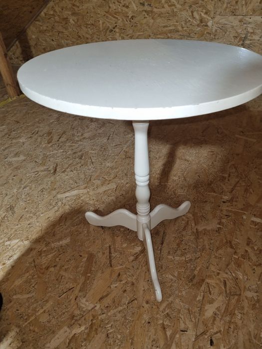 Круглий стіл білий