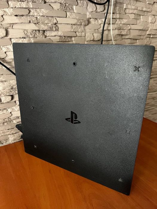 Sony Playstation 4 PRO (CUH-7208B)