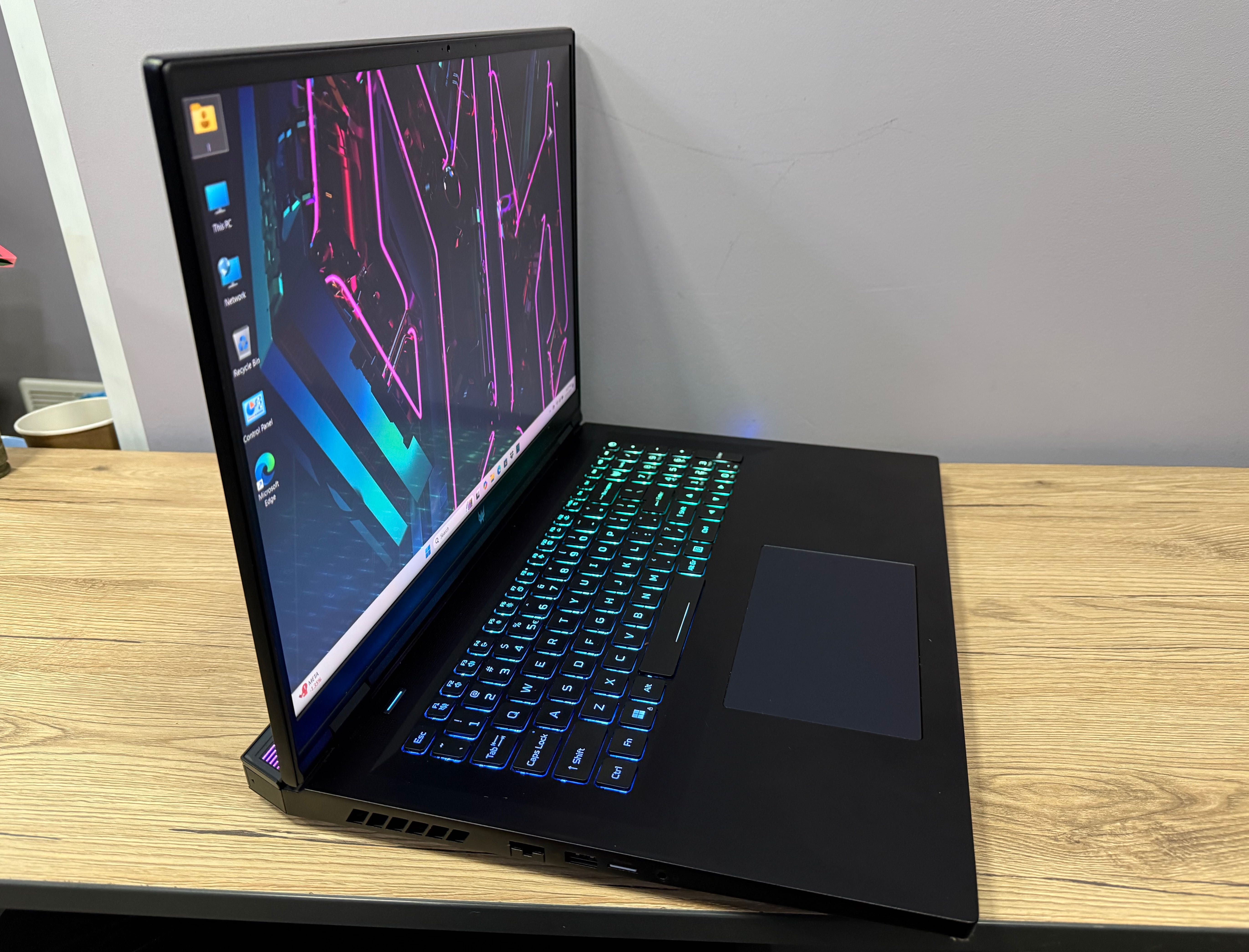 Acer Predator Helios 18 i7 13700HX/16 Ram/ 1TB + 512/ RTX 4060/ WUXGA