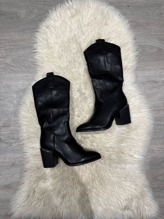 Botas texanas com detalhe