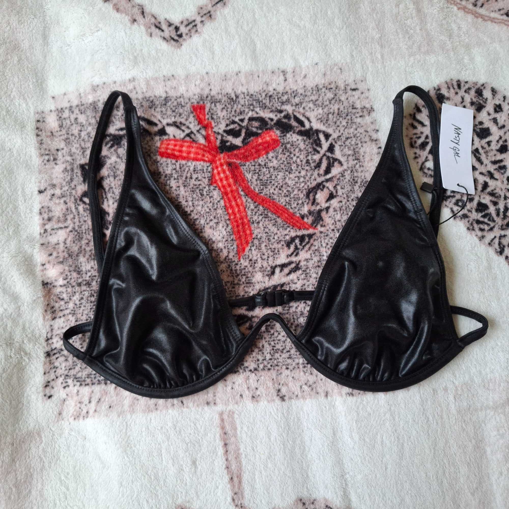 Czarny woskowany dwuczęśxiowy strój kąpielowy Nasty Gal