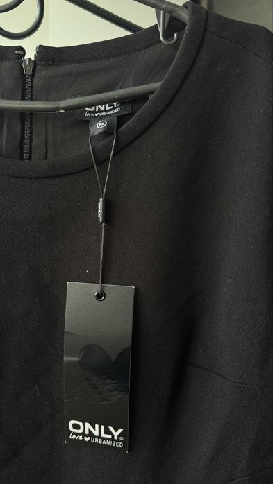 Чорна класична сукня