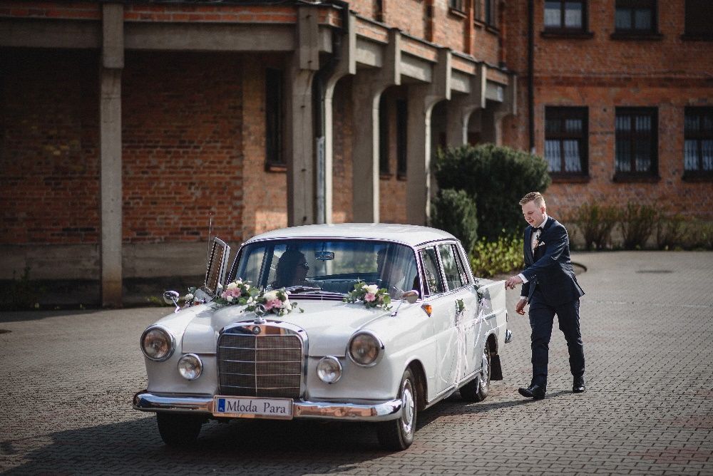 Klasyczna limuzyna do ślubu styl elegancja zabytkowy Mercedes wynajem