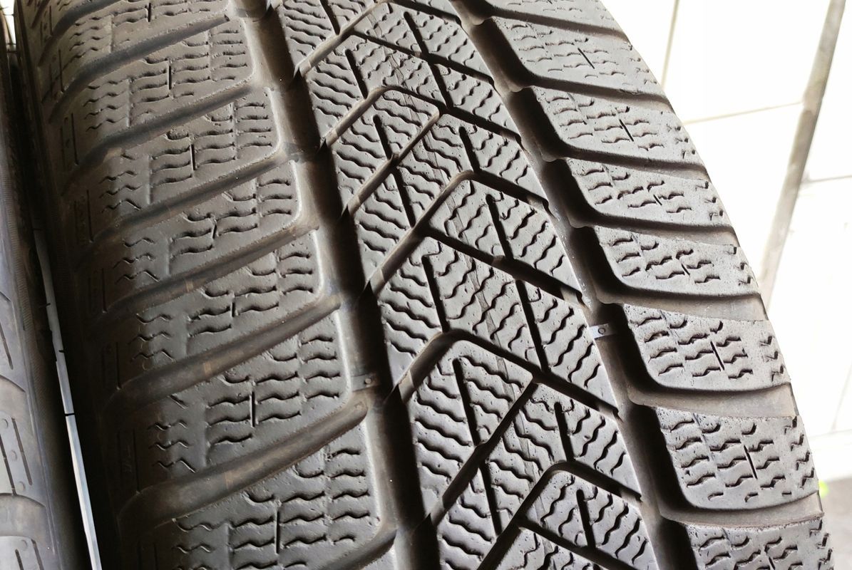 2x 245/45r18 Pirelli SottoZero 3 RunFlat 100v 2023r C/B/72dB