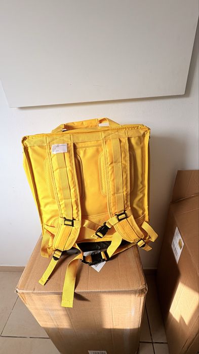 Mochilas da Glovo com capa de Chuva