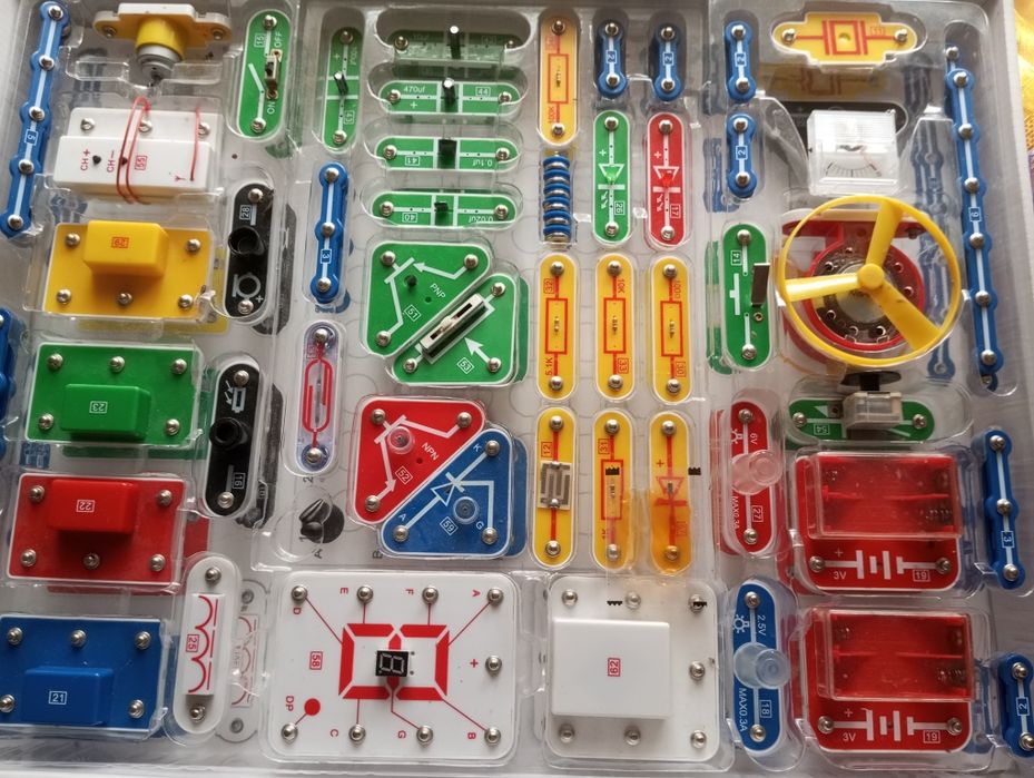 Електроконструктор "знаток"