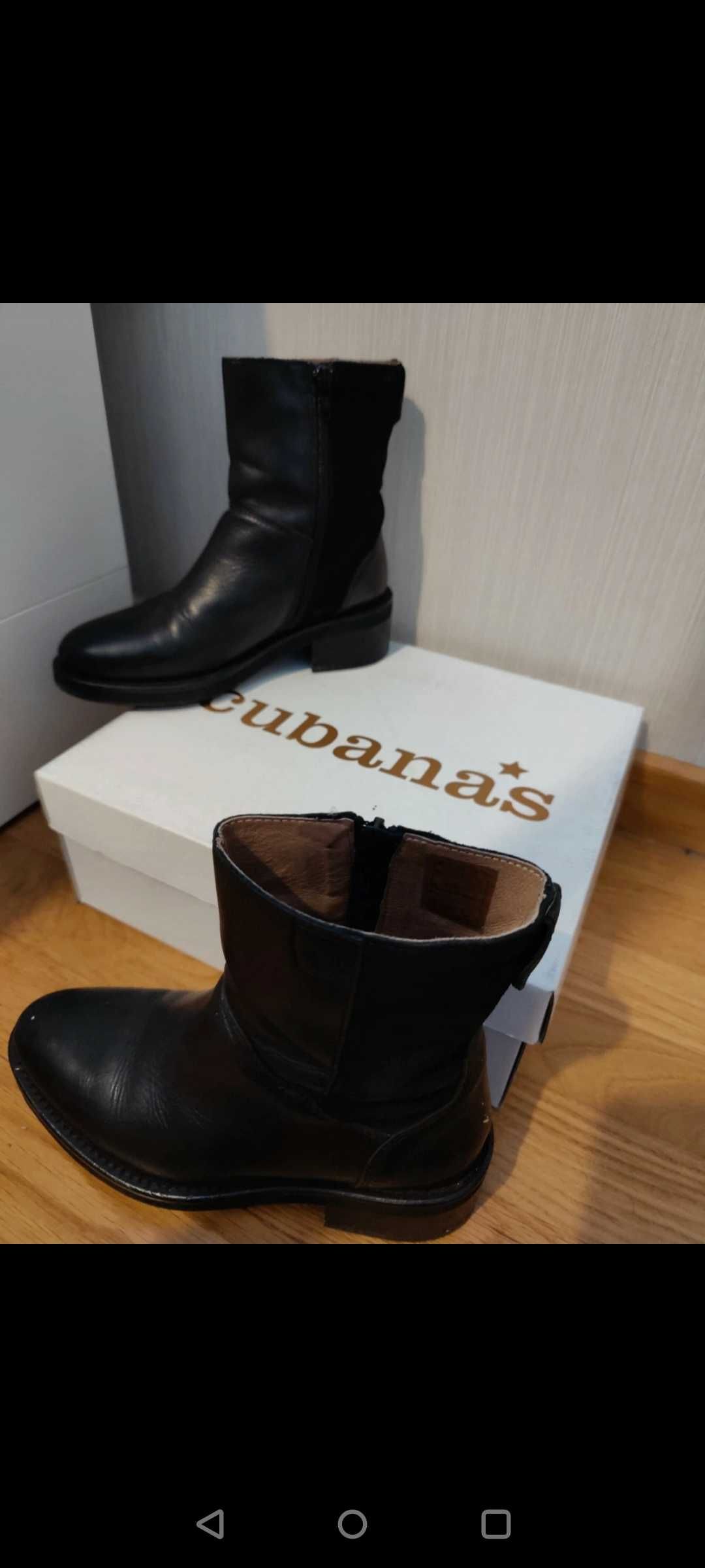 Botas pretas da marca Cubanas