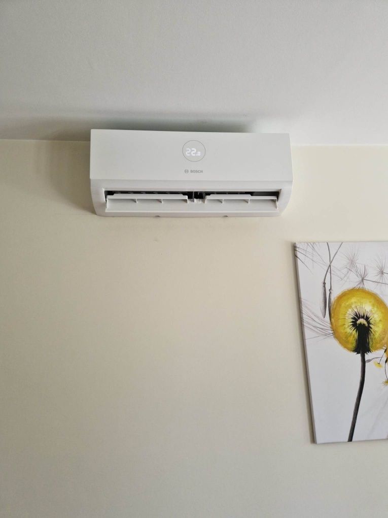 Montaż klimatyzacji z funkcją grzania i chłodzenia w domu, w biurze